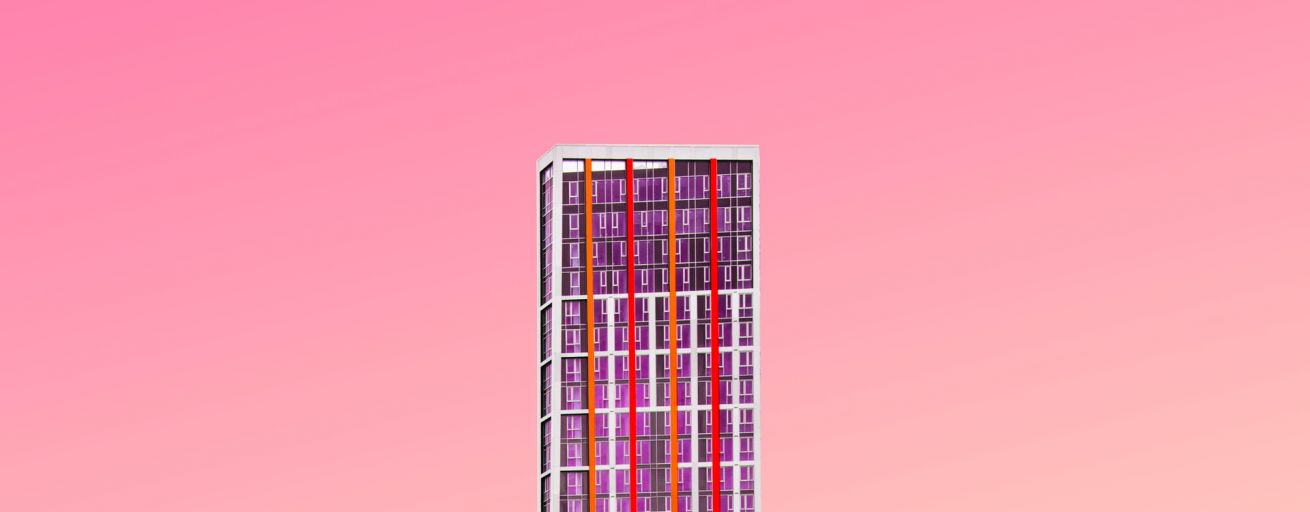 Moderne Architektur vor pinkem Himmel