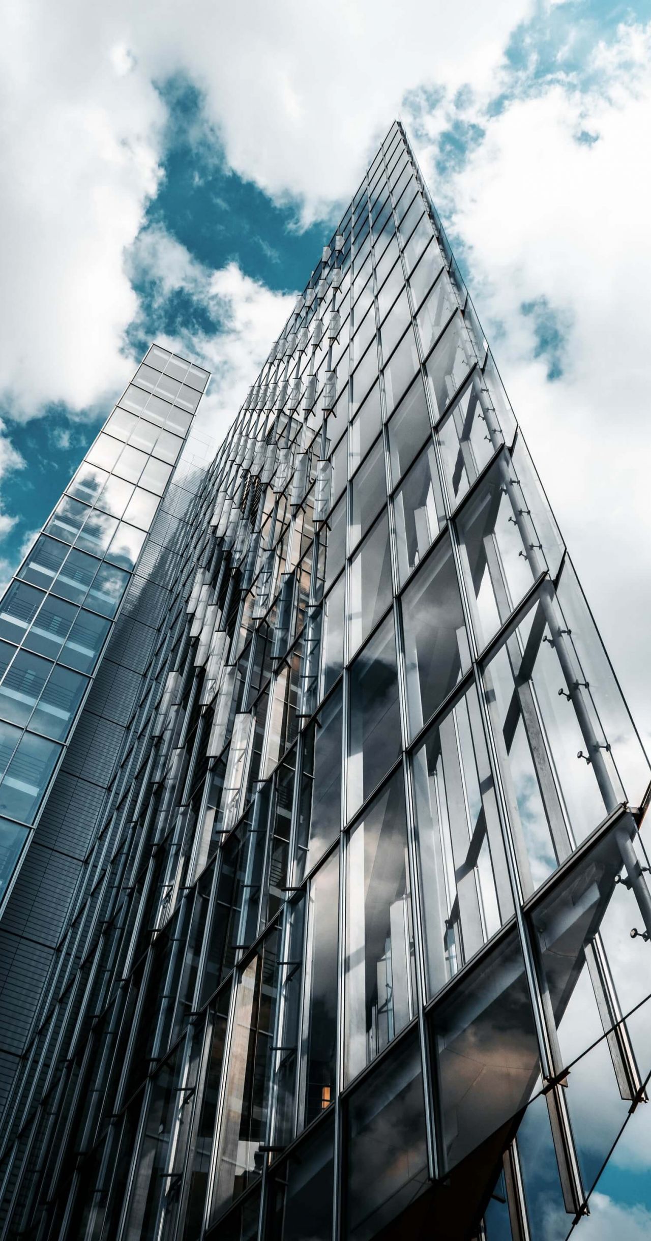 Modernes Bürogebäude aus spannender Perspektive